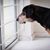Brandlbracke Rassebeschreibung, Temperament und Gemüt eines Jagdhund aus Österreich, Hunderasse aus Österreich, österreichischer Hund, Jagdhunderasse, große Hunderasse mit Schlappohren, Schwarz brauner Hund schaut aus dem Fenster, Vieräugl, Kärntner Bracke