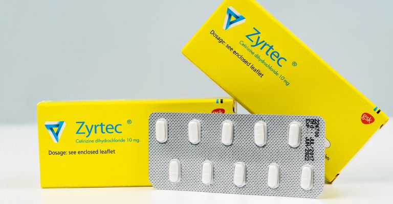 CHONBURI, THAILAND-AUGUST 3, 2018 : Zyrtec 10 mg. Cetirizindihydrochlorid-Filmtabletten Produkt von GSK. Hergestellt von UCB FARCHIM, Schweiz. Weiß, länglich, mit Bruchlinie und Y-Y