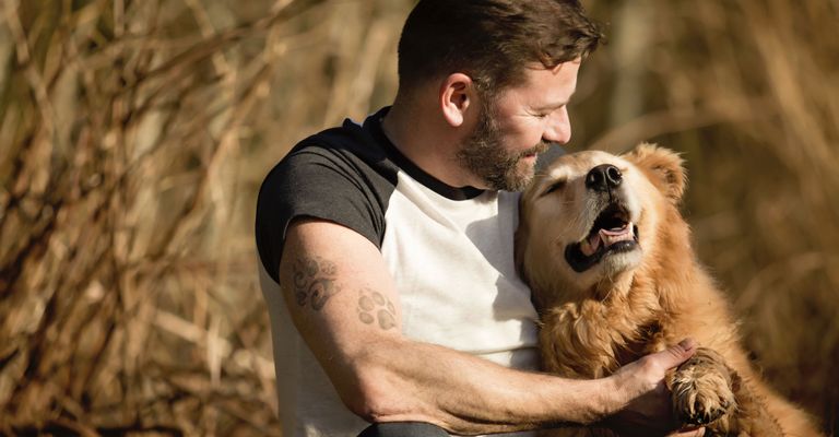 Canidae, Mensch, Hund, Fleischfresser, Hunderasse, Fotografie, Wildtiere, Sportgruppe, Kitz, Begleithund, Golden Retriever mit Besitzer am Kuscheln im Wald