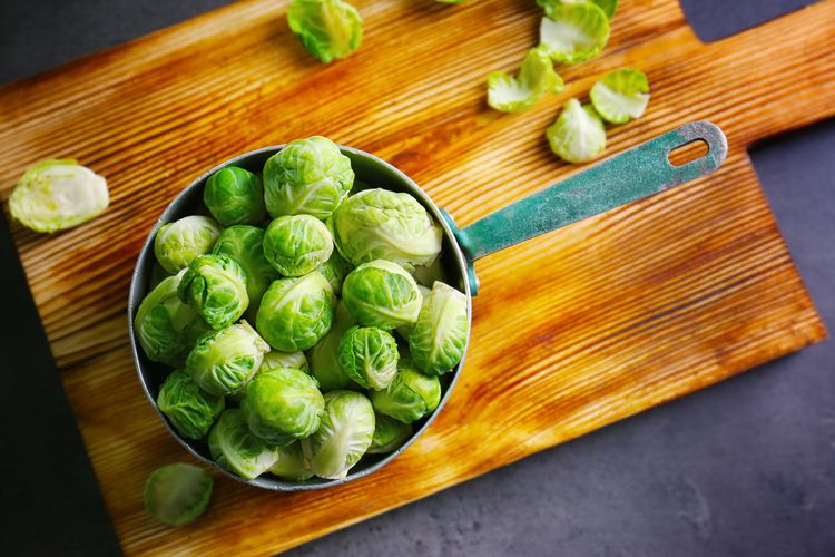 Rosenkohl in der Pfanne auf dem Tisch