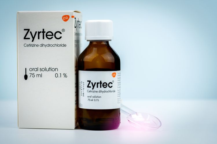 CHONBURI, THAILAND-AUGUST 3, 2018 : Zyrtec 0,1% 75 ml. Cetirizine dihydrochloride oral solution Produkt von GlaxoSmithKline (Thailand). Hersteller: Aesica Pharmaceuticals, Italien. Bernsteinfarbene Arzneimittelflasche.