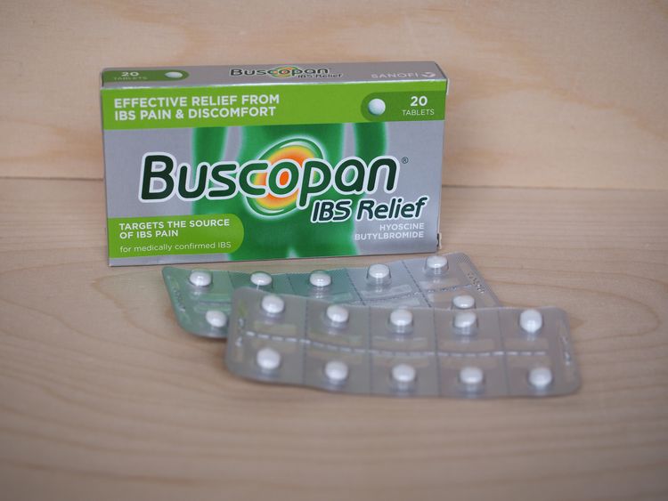 LONDON, UK - CA. MAI 2020: Sanofi Buscopan IBS Relief Tabletten mit Hyoscinbutylbromid