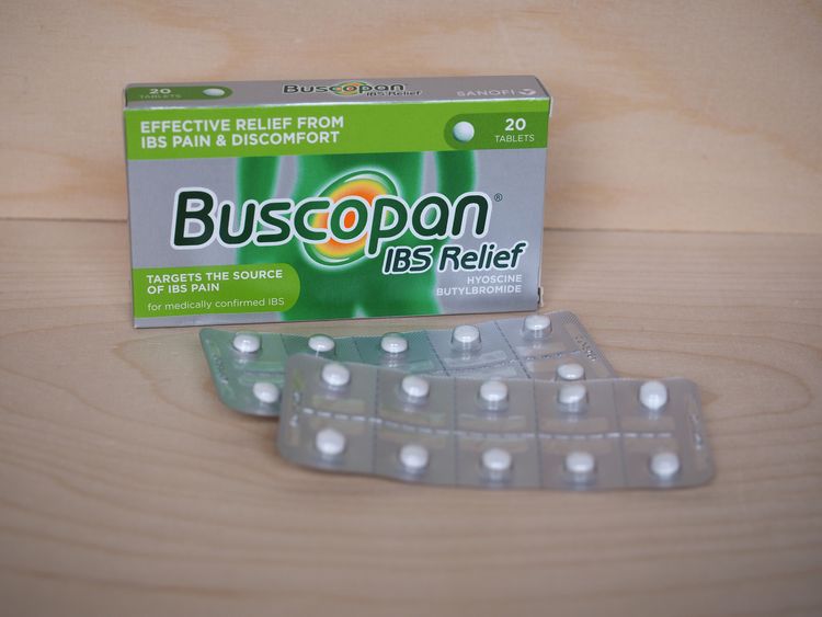 LONDON, UK - CA. MAI 2020: Sanofi Buscopan IBS Relief Tabletten mit Hyoscinbutylbromid LONDON, UK - CA. MAI 2020: Sanofi Buscopan IBS Relief Tabletten mit Hyoscinbutylbromid