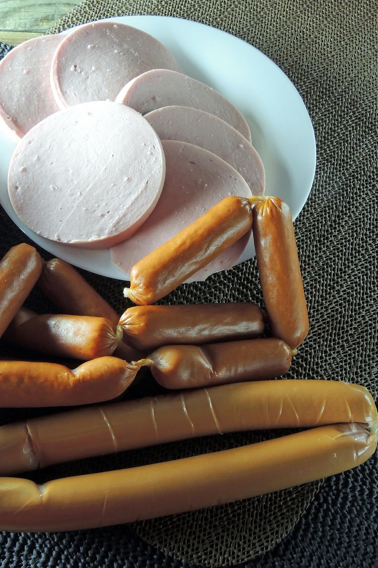 Fleisch mit Würstchen Verschiedene Wurstwaren auf hölzernem Hintergrund
