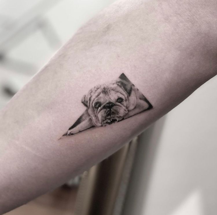 Hundetatoo Bulldogge Mops Hundetattoo, Tattoo mit Hund, Bulldogge tätowieren, schönes modernes Tattoo auf Hand, Arm tattoo mit Hund, englische Bulldogge, Mops, Mopstattoo