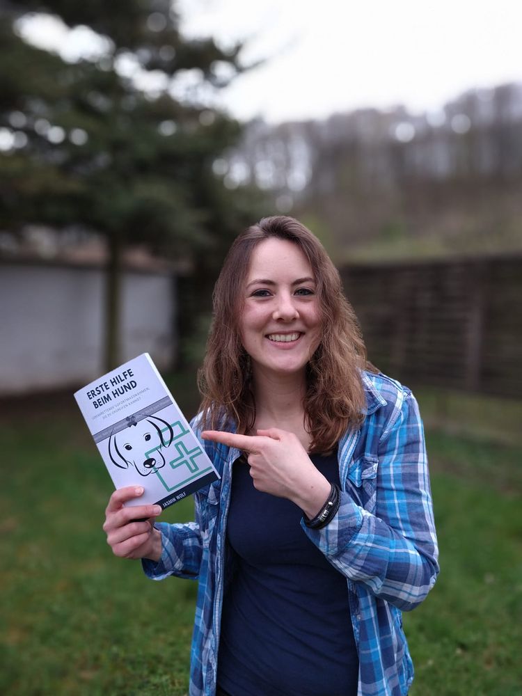 Jasmin Wolf präsentiert ihr Erste Hilfe Buch für Hunde Gesicht, Haare, Lächeln, Hand, Pflanze, Tartan, Mode, Happy, Straßenmode, Gras,