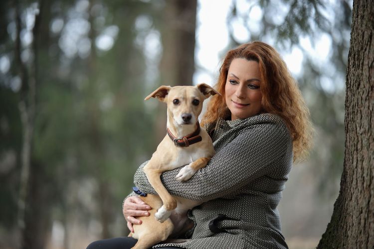 Monika Jessner Hundemasseurin Bachblüten Salzburg für Hunde Hund,Wirbeltier,Pflanze,Lächeln,Hunderasse,Baum,Fleischfresser,Glücklich,Menschen in der Natur,Säugetier,