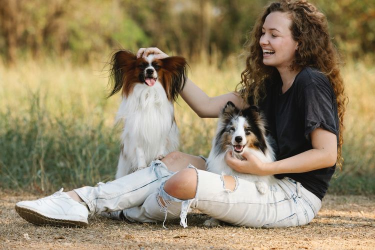 Haar, Hund, Schuh, Lächeln, Bein, Pflanze, Hunderasse, Fleischfresser, Glücklich, Menschen in der Natur,