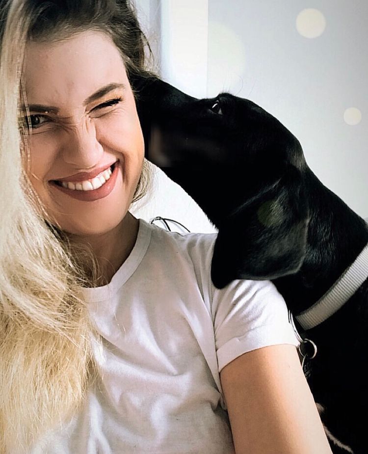 Sissi Schrott ist die weibliche Gründerin von dogbible und weddingbible. Auf dem Foto ist sie in Salzburg mit ihrem Hund Loki der ein Labrador Beagle Mix ist, ein sogenannter Beagador