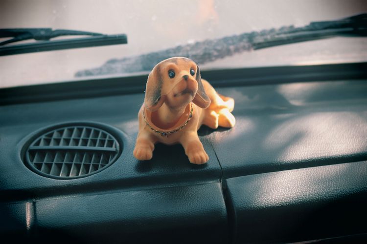 Chien qui se trémousse, chien en plastique dans la voiture, chien qui se trémousse dans la voiture.