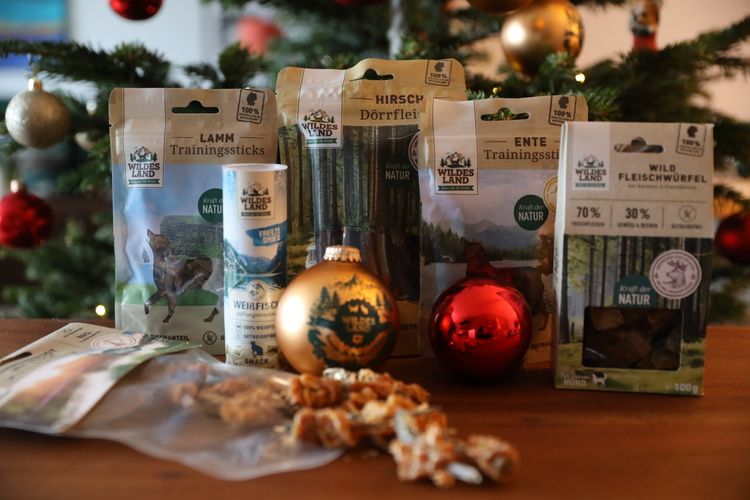 Wildes Land Gutschein Pflanze,Naturkost,Baum,Lebensmittel,Alkoholisches Getränk,Holz,Getränk,Zutat,Veranstaltung,Frucht,
